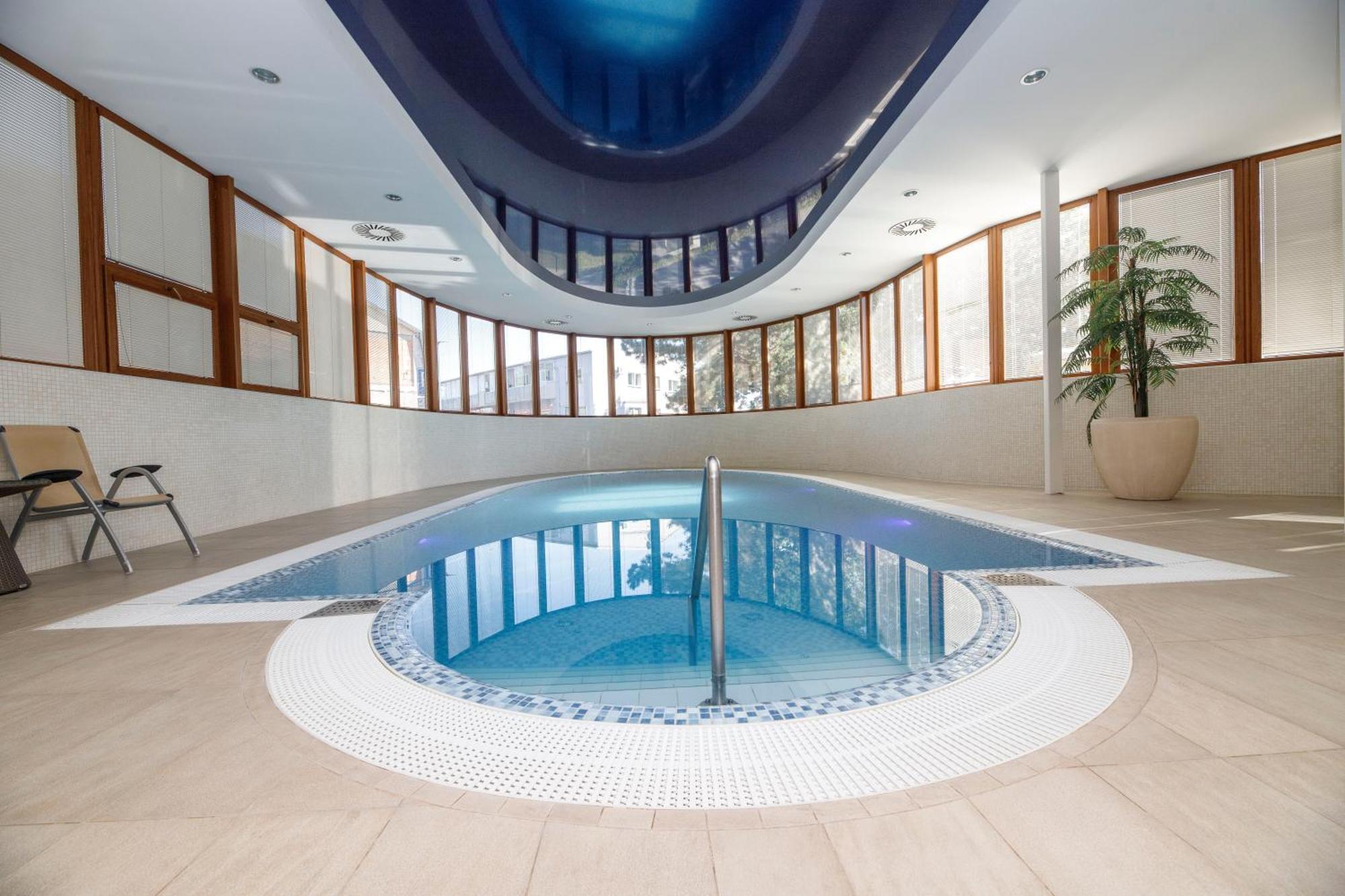 Hotel Sladovna แชร์นาโฮรา ภายนอก รูปภาพ