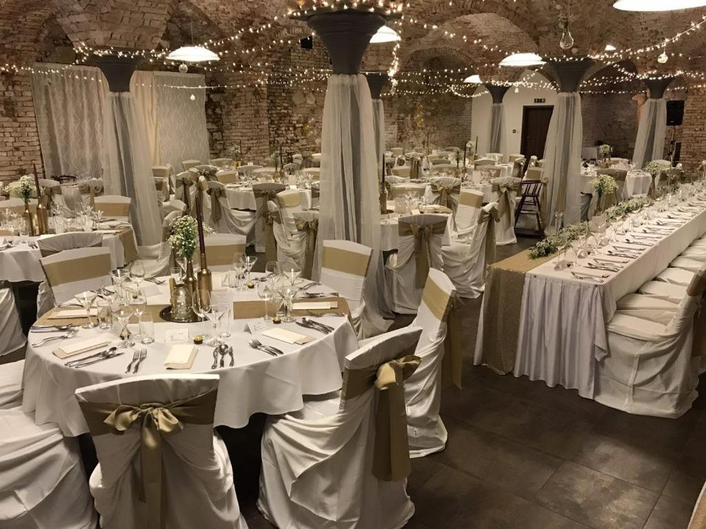 Hotel Sladovna แชร์นาโฮรา ภายนอก รูปภาพ
