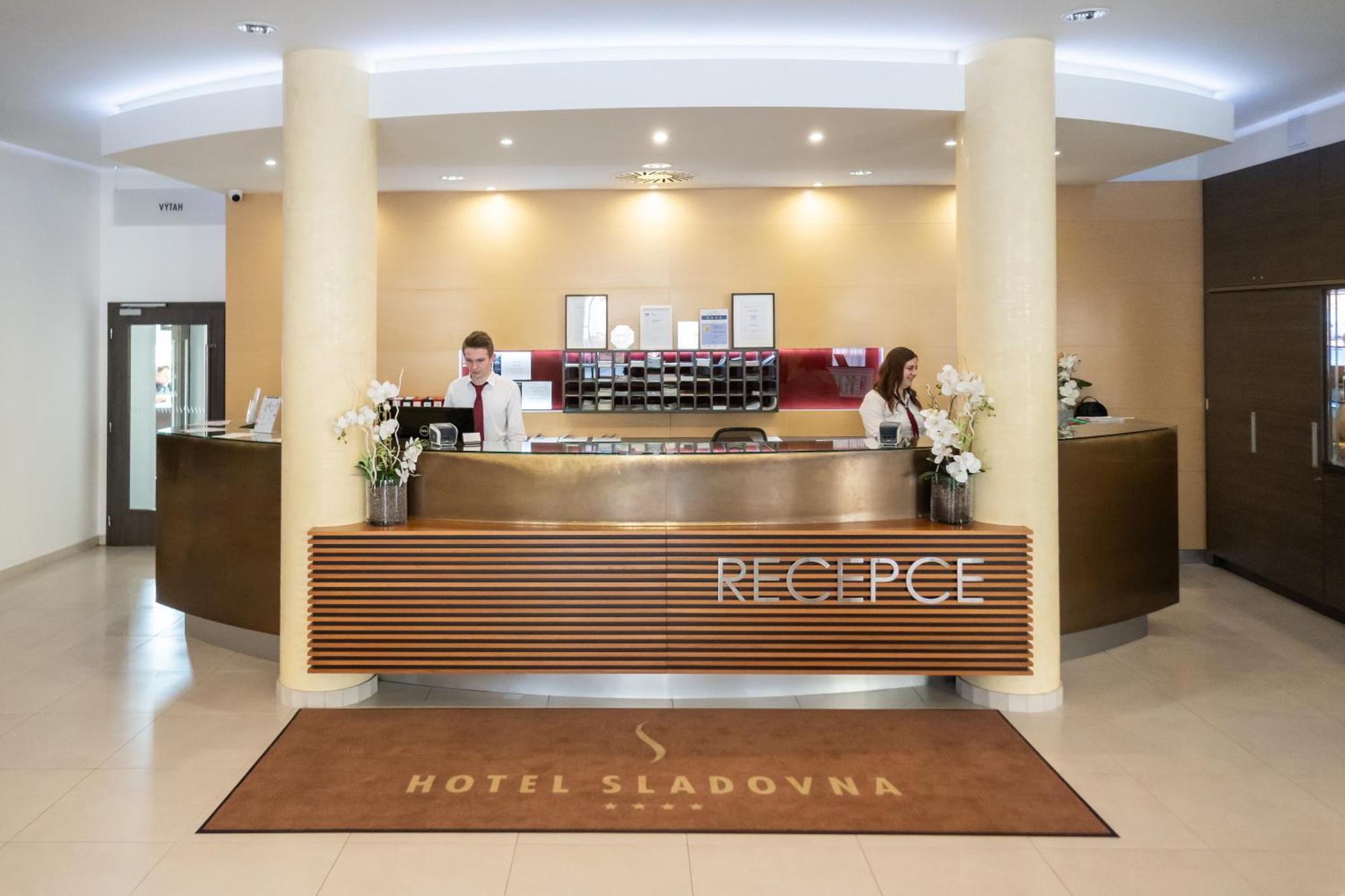 Hotel Sladovna แชร์นาโฮรา ภายนอก รูปภาพ