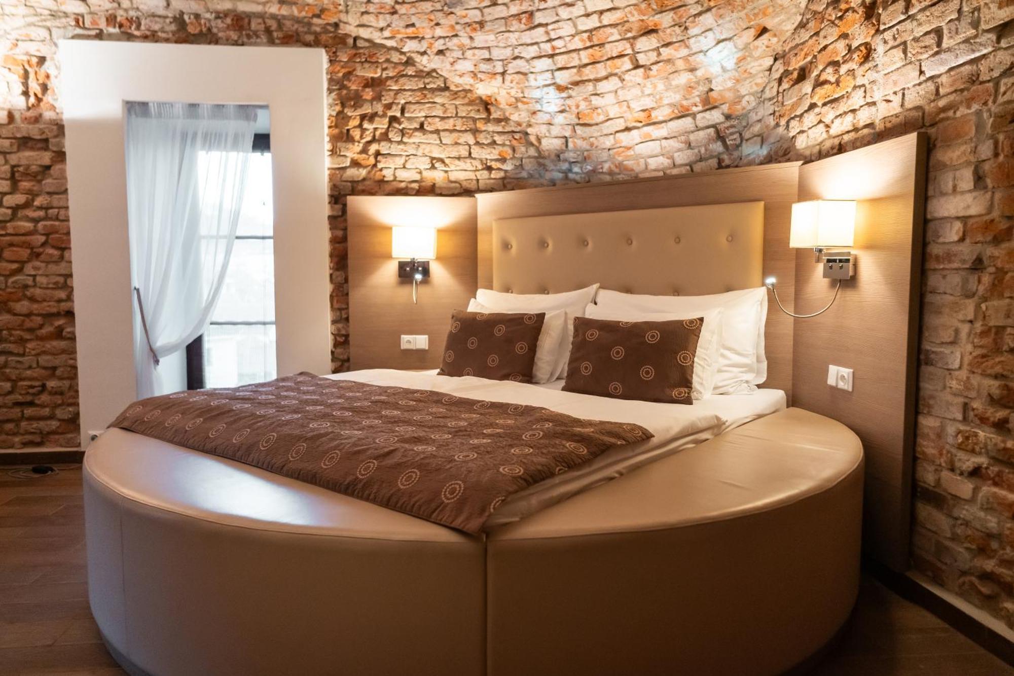 Hotel Sladovna แชร์นาโฮรา ภายนอก รูปภาพ