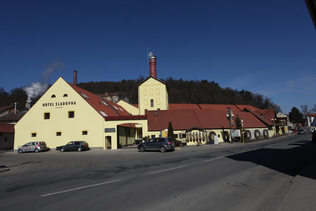 Hotel Sladovna แชร์นาโฮรา ภายนอก รูปภาพ